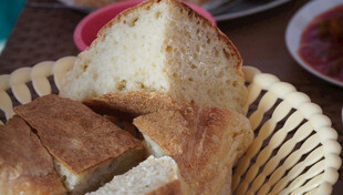 竹篮中的美味特色糕点