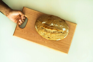 手切木板上的美味面包