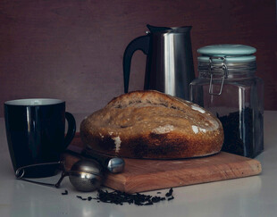 面包与冲泡饮品静物组合