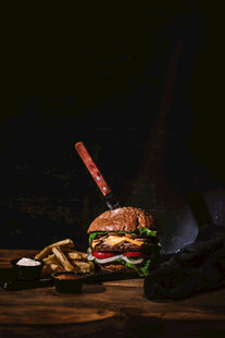 美味汉堡配刀具与配菜