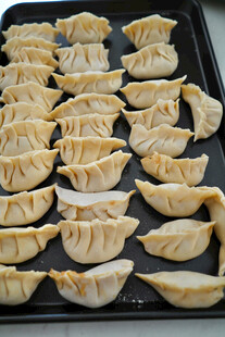 托盘上摆放整齐的美味饺子