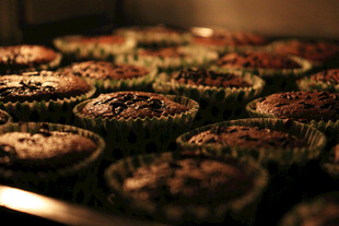 烤箱中烘焙的美味纸杯蛋糕