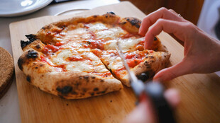 手拿美味披萨特写