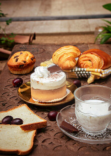 美味糕点与饮品的惬意组合