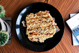 美味芝士焗饭摆于木桌