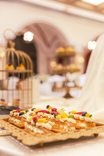 美味多彩甜点摆放在餐台