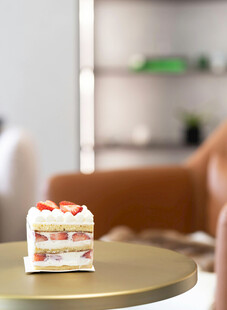 精致三层小蛋糕置于桌面