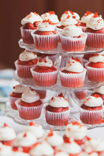 多层红丝绒纸杯蛋糕展示