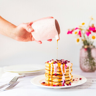 手倾糖浆于美味华夫饼上