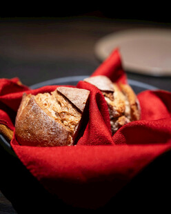 红布上的美味面包