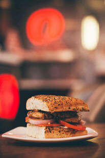 美味芝麻面包三明治特写