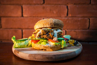 美味多汁的特色汉堡