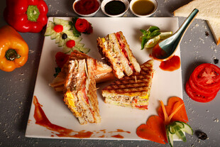 美味三明治与多彩配菜