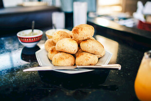 美味炸物摆放在精致盘中