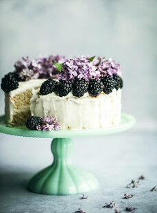 紫花装饰的美味奶油蛋糕