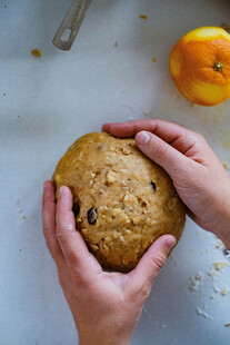 双手捧起的美味葡萄干面包