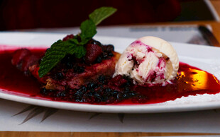 精致摆盘的美味甜品