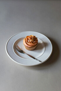 精致盘上的美味肉桂卷