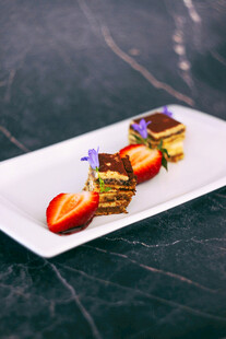 精致美味的多层甜点拼盘