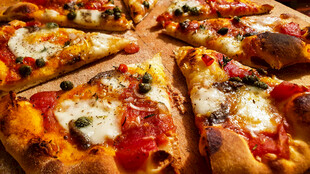 美味多样的切片披萨