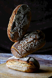 堆叠的特色手工面包