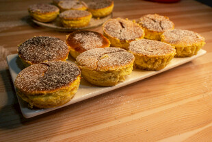 美味松饼摆放在木桌上