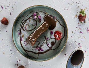 精致巧克力甜点摆盘