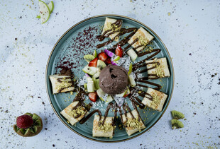 精致摆盘的美味糕点拼盘