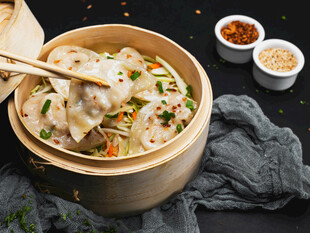 竹制蒸笼里的美味饺子