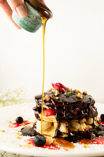 淋糖浆的美味多层水果松饼