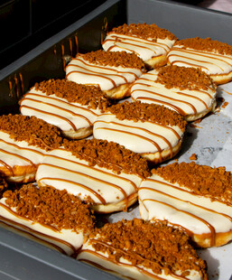 美味肉松小贝整齐摆放