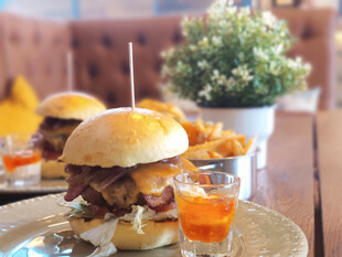 美味汉堡配精致小食