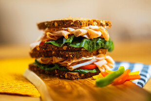 美味多层蔬菜三明治