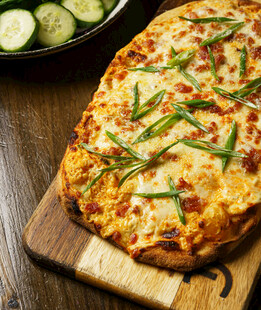 美味芝士披萨配翠绿青椒