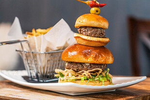 美味多层汉堡搭配薯条