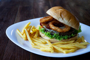 美味汉堡配薯条与洋葱圈