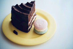 巧克力蛋糕配马卡龙
