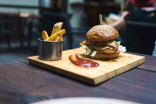 美味汉堡配薯条诱人呈现