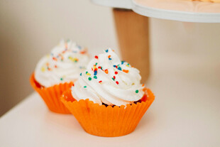 橙色纸杯装美味奶油蛋糕