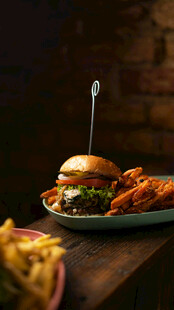 美味汉堡配薯条诱人餐点