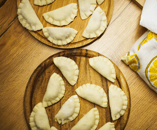 木盘上摆放的美味饺子