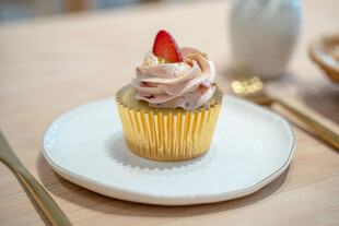 草莓装饰的美味纸杯蛋糕