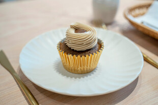 精致纸杯蛋糕置于白盘上
