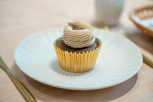 精致纸杯蛋糕置于白盘上