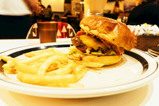 美味汉堡配薯条摆于盘上