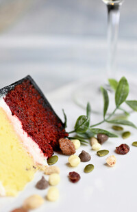 美味红丝绒蛋糕精致摆盘