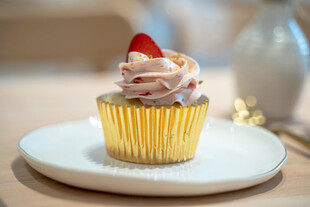 精致草莓纸杯蛋糕