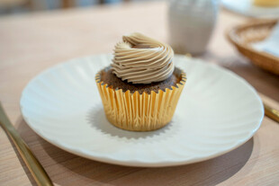 精致纸杯蛋糕置于白盘