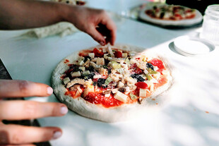 手工制作美味多彩披萨