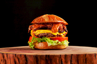 美味多层汉堡置于木台上